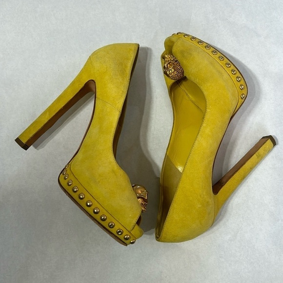 Alexander McQueen yellow suede peep toe heels embellished gold skull women’s 38 - Picture 3 of 13